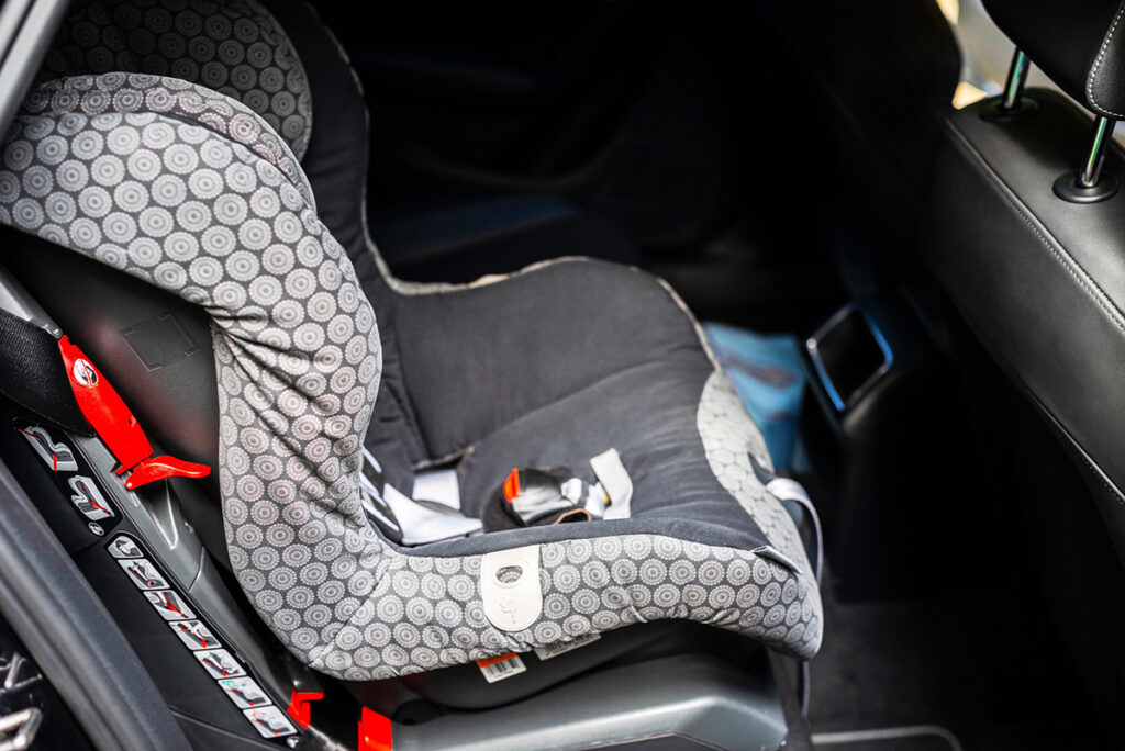 Do kids need a child seat in cars and buses in Turkey?