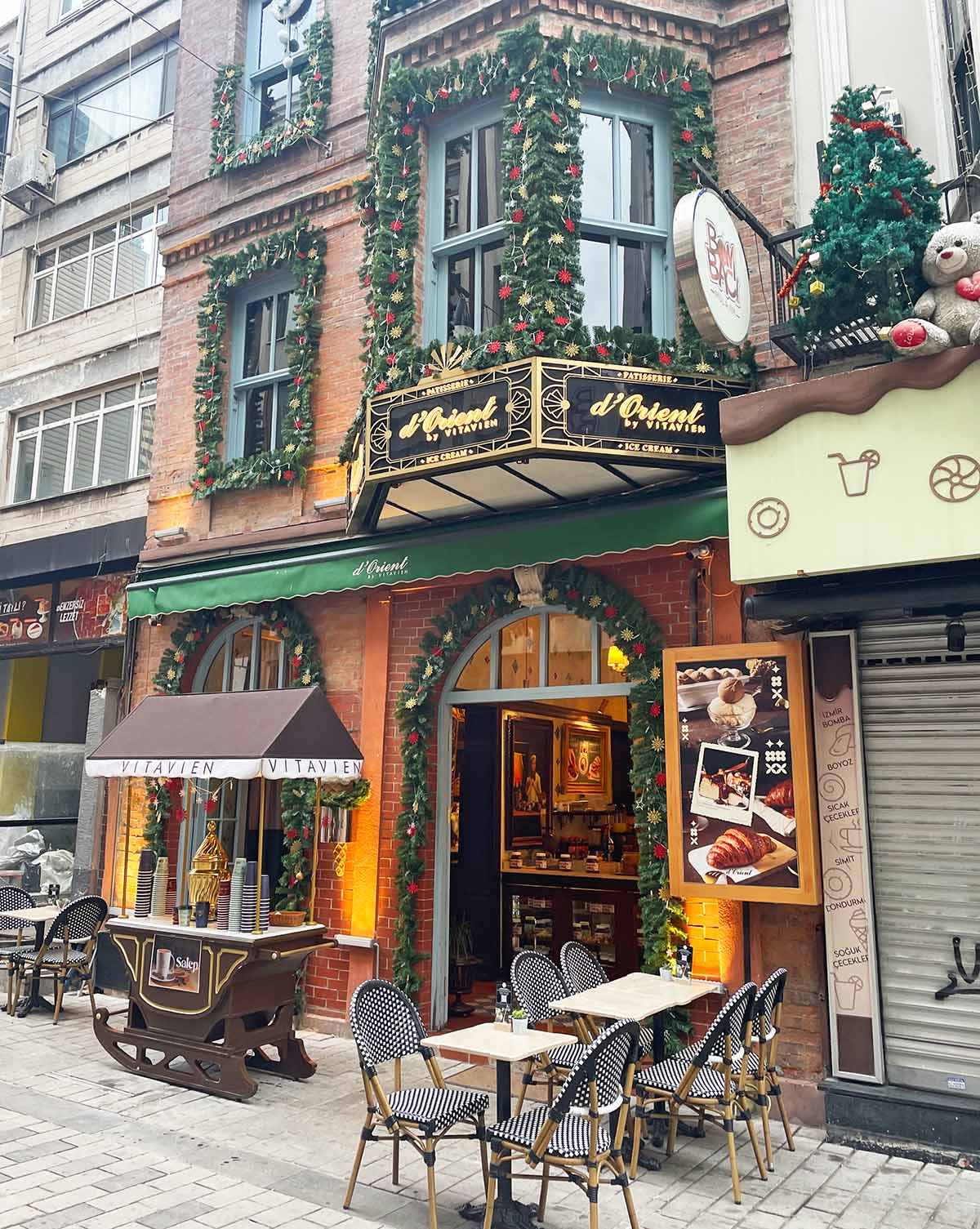 A Christmas themed coffee shop in Istanbul