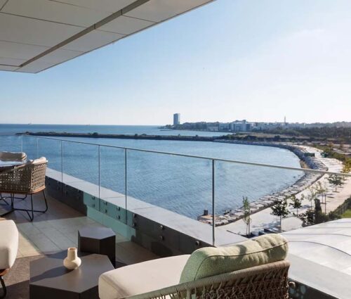 JW Marriott Hotel in Istanbul - view of the beach